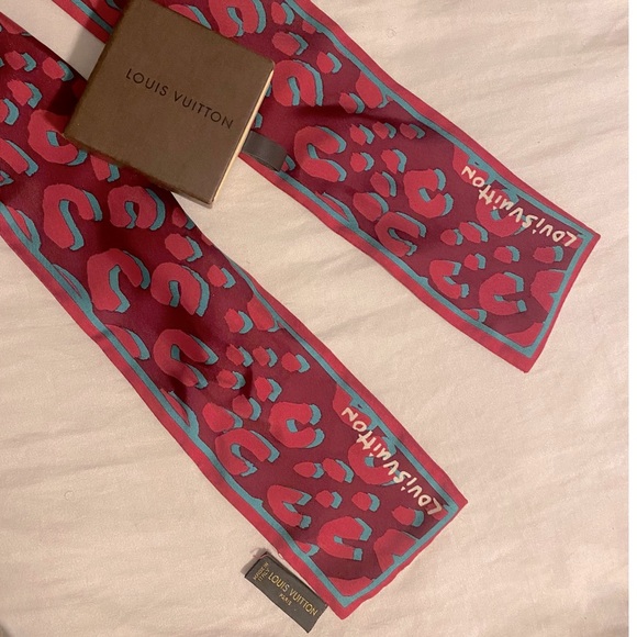 LV Silk Leopard Bandeau Scarf - Picture 4 of 4